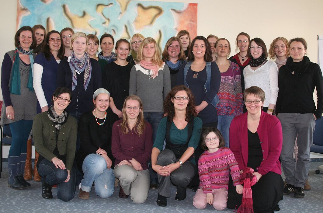 Foto: Mentees und Mentorinnen des zweiten Jahrgangs bei der Auftaktveranstaltung zusammen mit Projektleiterin Prof. Dr. Ingrid Scharlau und Projektkoordinatorin Julia Steinhausen