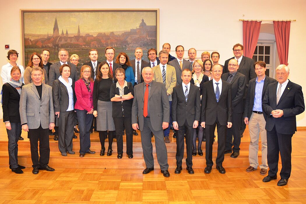 Foto (Stadt Paderborn): Die neuberufenen Professorinnen und Professoren mit Vertretern aus Stadt und Politik beim Empfang im Audienzsaal Schloss Neuhaus.