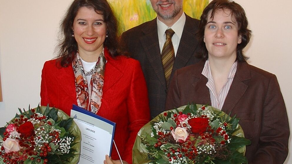 Foto (Universität Paderborn, Tibor Werner Szolnoki): Prof. Dr. Wilhelm Schäfer überreichte Urkunden für ein Postdoc-Stipendium an Dr. Karin E. Yeşilada (links) und Dr. Brigitte Elsässer.