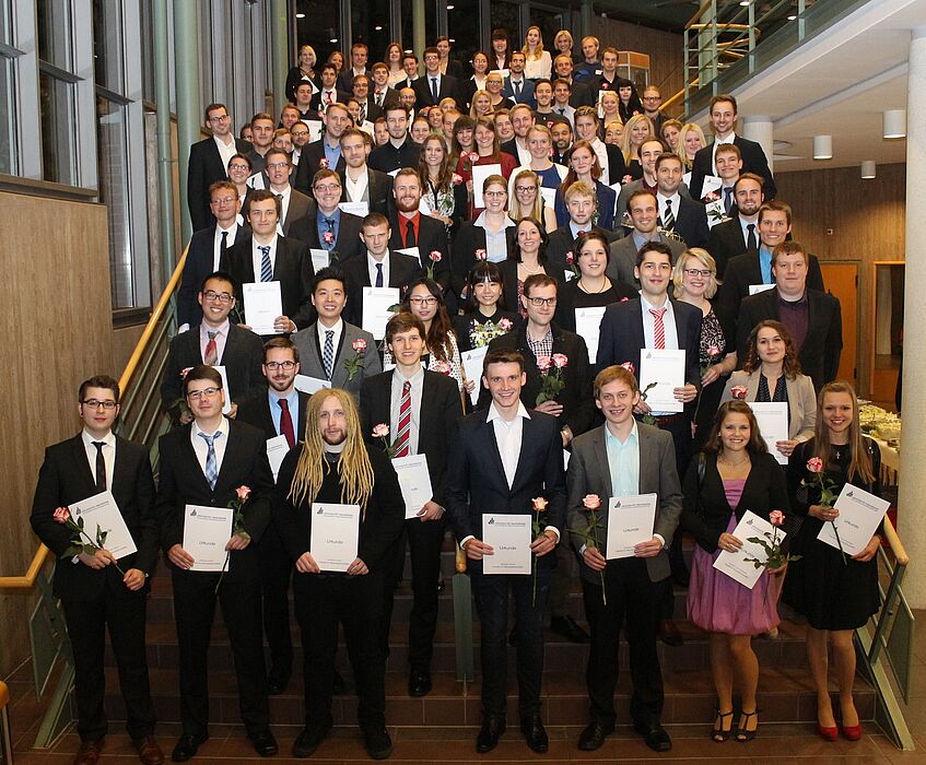 Foto (Universität Paderborn, Heiko Appelbaum): Die Absolventinnen und Absolventen der Fakultät für Naturwissenschaften aus dem Prüfungsjahr 2015.