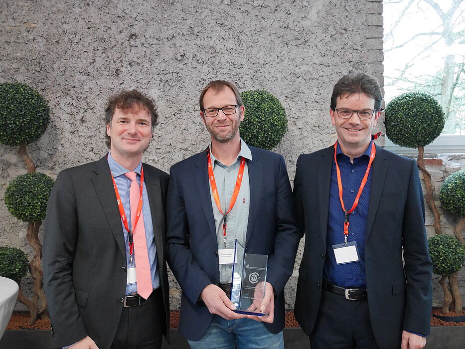 Foto (Universität Paderborn, TecUP): Prof. Dr. Rüdiger Kabst vom Technologietransfer- und Existenzgründungs-Center der Universität Paderborn, TecUP, (l.) überreichte die Auszeichnung an Christian Bartling (m.) und Hubertus Bergmann (r.).
