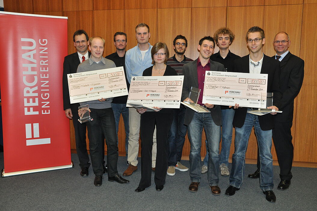 Foto (Universität Paderborn, Christiane Bernert): Freuen sich über die Ferchau-Förderpreise (v. li.): Dipl.-Ing. Jens Husemann, Leiter der Bielefelder Ferchau-Niederlassung, Matthias Schacht, Marcel Frische, André Lipsmeier, Meike Kleinestrangmann, Ma