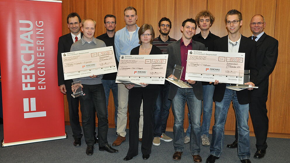 Foto (Universität Paderborn, Christiane Bernert): Freuen sich über die Ferchau-Förderpreise (v. li.): Dipl.-Ing. Jens Husemann, Leiter der Bielefelder Ferchau-Niederlassung, Matthias Schacht, Marcel Frische, André Lipsmeier, Meike Kleinestrangmann, Ma