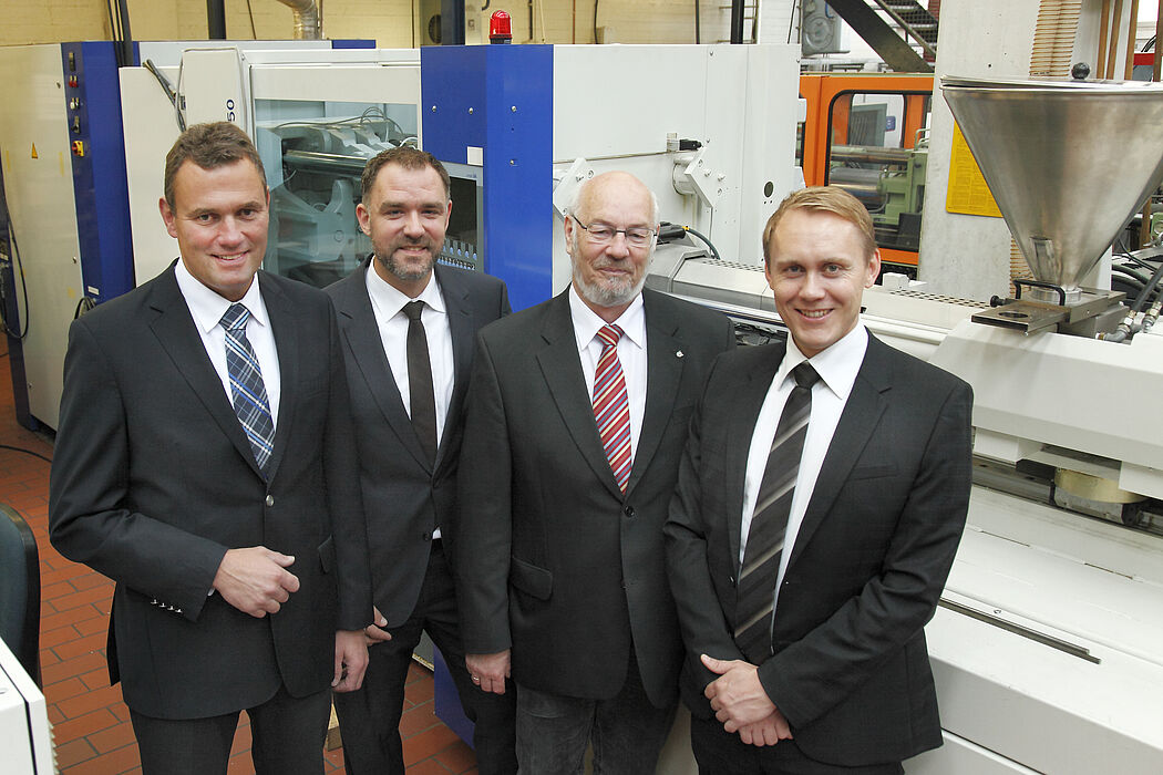 Foto (Hadi-Plast GmbH): Auf drei Jahre ist das Kooperationsprojekt zwischen der Universität Paderborn und der Hadi-Plast GmbH Kunststoff-Verarbeitung angelegt. Die Koordinatoren und Verantwortlichen sind (von links): Prof. Dr. Elmar Moritzer (Maschinenba