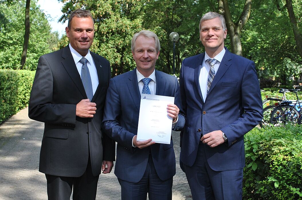 Foto (Universität Paderborn, Matthias Hüttner): Feierliche Verleihung der Honorarprofessur (v. li.): Prof. Dr.-Ing. Elmar Moritzer, Honorarprofessor Dr.-Ing. Christian Obermann, Prof. Dr.-Ing. Volker Schöppner