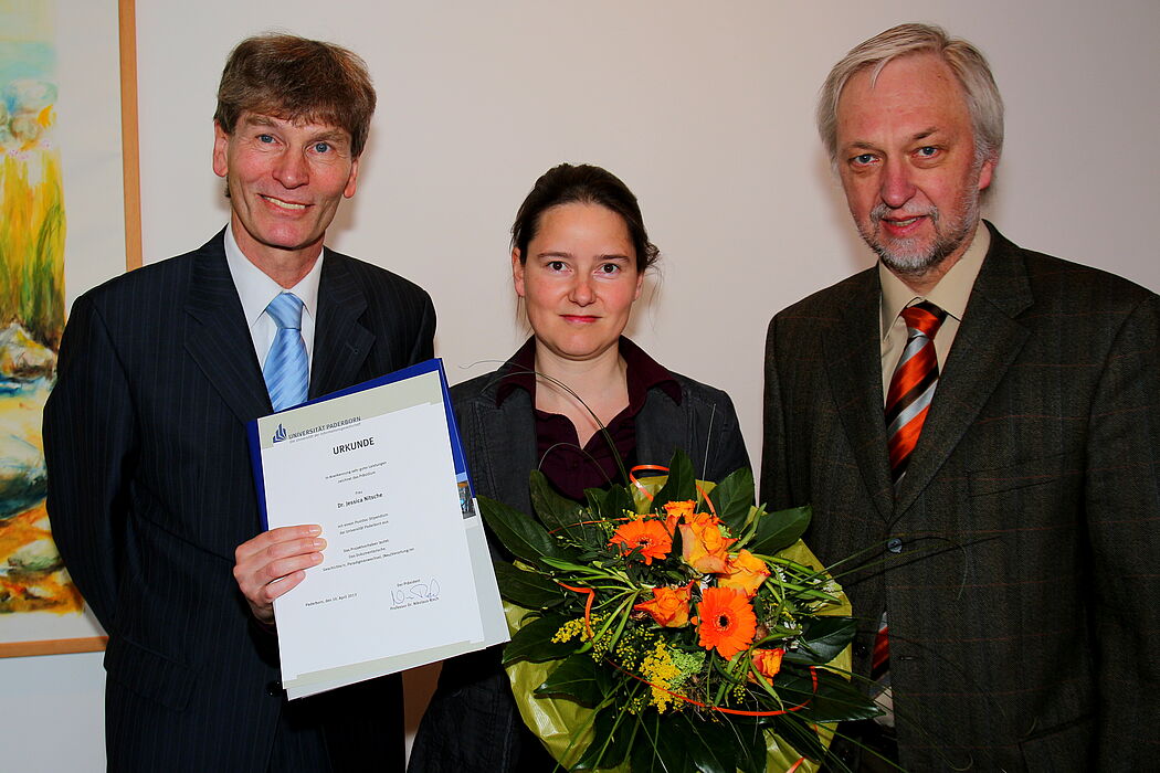 Foto (Universität Paderborn, Patrick Kleibold): Prof. Dr. Nikolaus Risch (li.) und Prof. Dr. Wilhelm Schäfer bei der Urkundenübergabe an Neu-Stipendiatin Dr. Jessica Nitsche.
