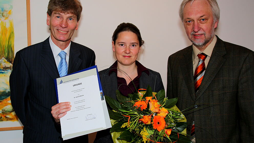 Foto (Universität Paderborn, Patrick Kleibold): Prof. Dr. Nikolaus Risch (li.) und Prof. Dr. Wilhelm Schäfer bei der Urkundenübergabe an Neu-Stipendiatin Dr. Jessica Nitsche.