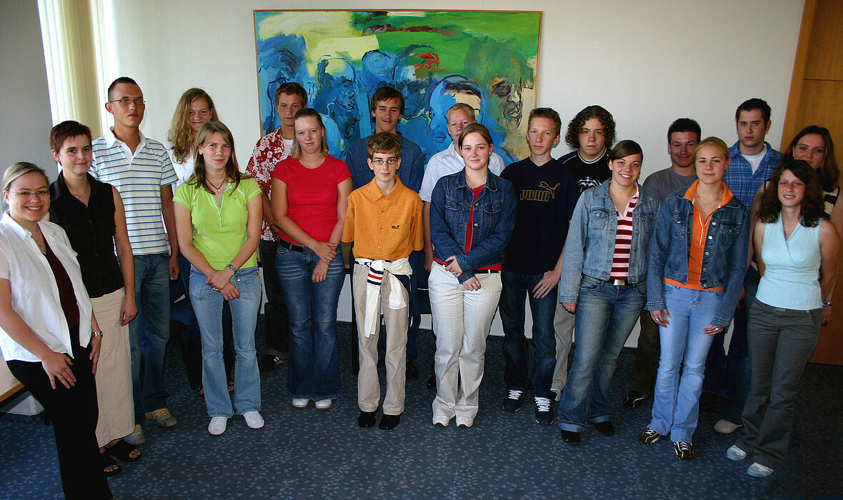 Foto (Stefan Freundlieb): Die Ausbildungskoordinatorin Dunja Denecke (2. v. l.) mit den neuen Auszubildenden der Universität Paderborn sowie Vertretern der Jugend- und Auszubildendenvertretung, die ihre Lehre an der Uni schon absolviert haben.