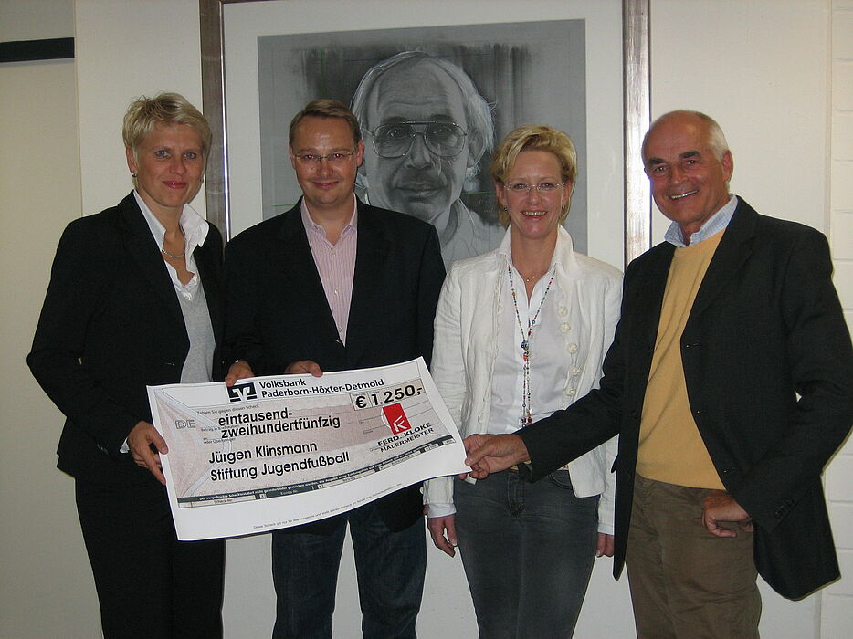 Spendenübergabe der Fa. Kloke in der Hennes-Weisweiler-Akademie in Köln (v. l.): Doris Fitschen (Präsidentin der Stiftung und Rekordnationalspielerin), Beate und Elmar Kloke (Fa. F. Kloke, Paderborn) und Prof. Dr. Heinz Liesen (Vizepräsident der Stift