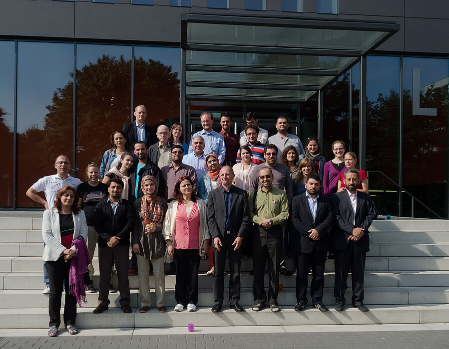 Abbildung: Gruppenfoto vor dem L-Gebäude der Uni Paderborn