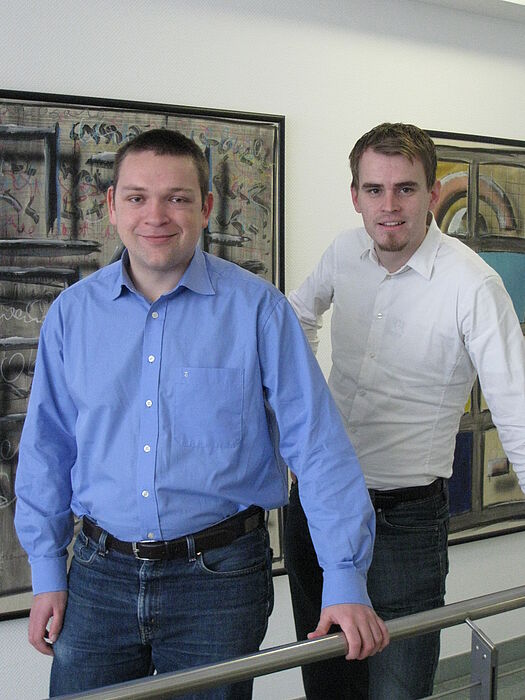 Foto (Universität Paderborn): Starten gemeinsam das Gründungsvorhaben „NLocalize“: Mathias Raacke (li.) und Martin Kleine.