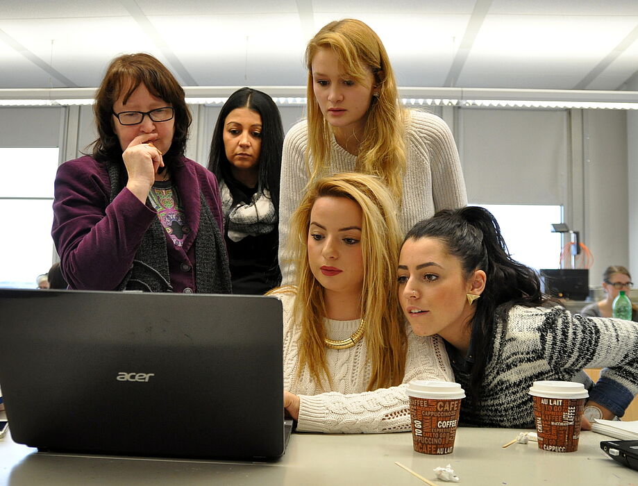 Foto (Bonifatius-Verlag): Die Studierenden und die Projektinitiatorin Gisela Heitmann im Workshop.