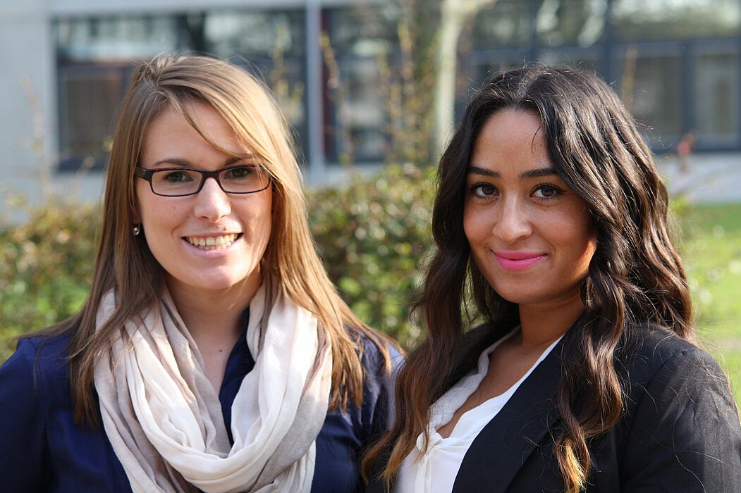 Foto (Universität Paderborn, Patrick Kleibold): Rukiye Keskin (21) aus Gifhorn (v. r.) und Friederike Stahlhut (20) aus Schaumburg sind zwei der vielen Erstsemester an der Uni Paderborn.