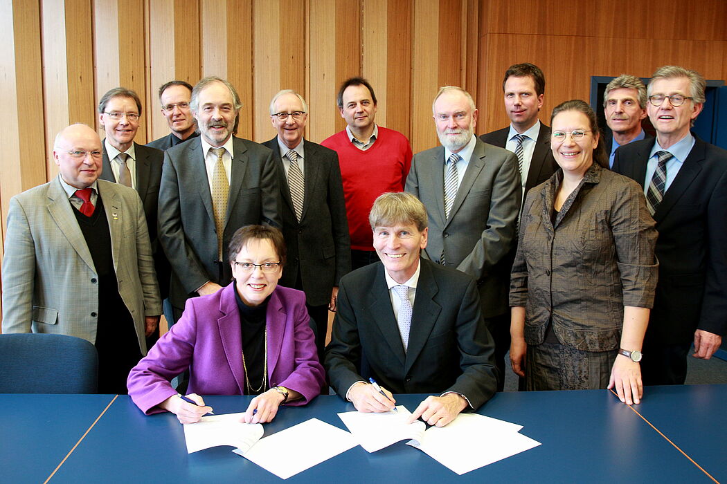 Foto (Universität Paderborn, Vanessa Dreibrodt): Regierungspräsidentin Marianne Thomann-Stahl und Prof. Dr. Nikolaus Risch unterzeichneten die Kooperationsvereinbarung (vordere Reihe v. l.). Darüber freuten sich: Helmut Zumbrock (Bezirksregierung Detmo