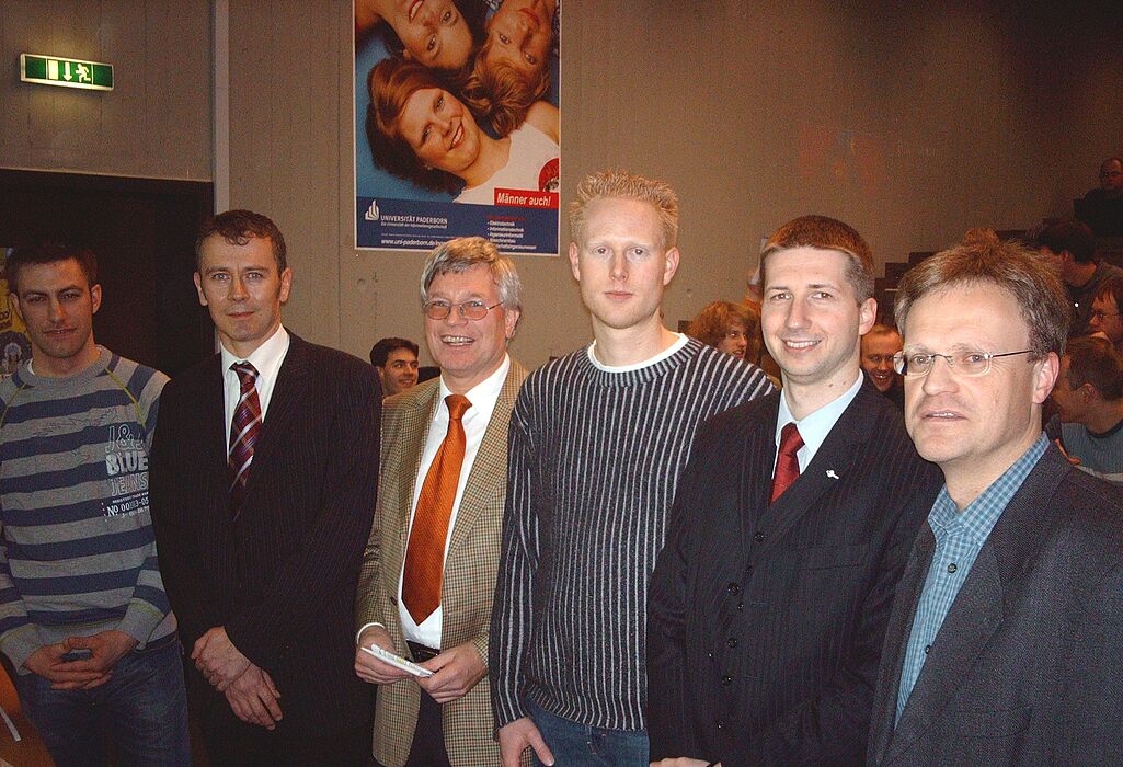 Foto (v. li.): Philipp Jorek (Philipp Jorek Internetservice), Dr. Stephan Kassanke (myconsult GmbH), Prof. Dr.-Ing. Hans Albert Richard (FAM, Universität Paderborn), Steffen Terberl (Technologietransfer, Universität Paderborn), André Unger (Unger, Wels