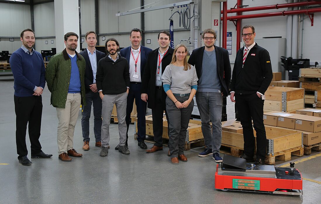 Blicken zufrieden auf drei Jahre Forschungsarbeit zurück: Das Projektteam mit Vertretern von OSRAM, KEB, Götting und Fraunhofer IEM. Foto: Fraunhofer IEM