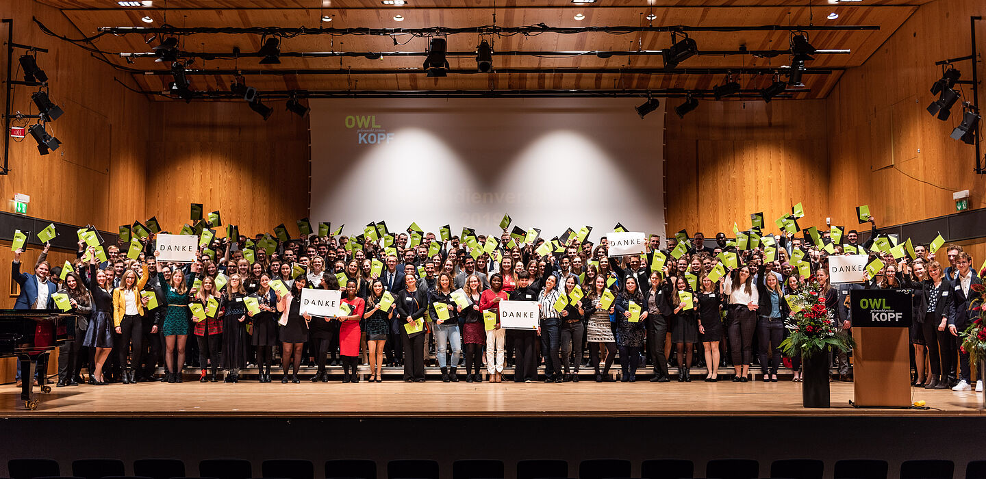 Foto: Über 440 Studierende werden aktuell durch die Stiftung Studienfonds OWL gefördert, davon wurden 230 im Herbst 2019 feierlich ins Programm aufgenommen. © Stiftung Studienfonds OWL