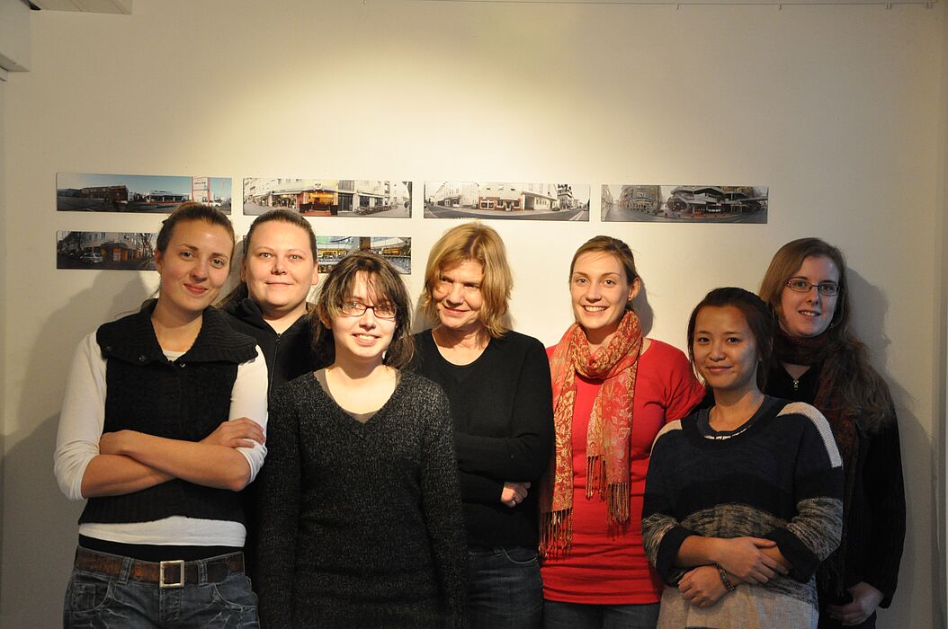 Foto (Universität Paderborn): Projektgruppe „Paderborn orten“ (v. li.): Anna-Lena Müller, Carolin Rychlik, Sonia Kampel, Prof. Dr. Annette Brauerhoch, Elena Fingerhut, Tao Yu und Alexandra Jacobi.