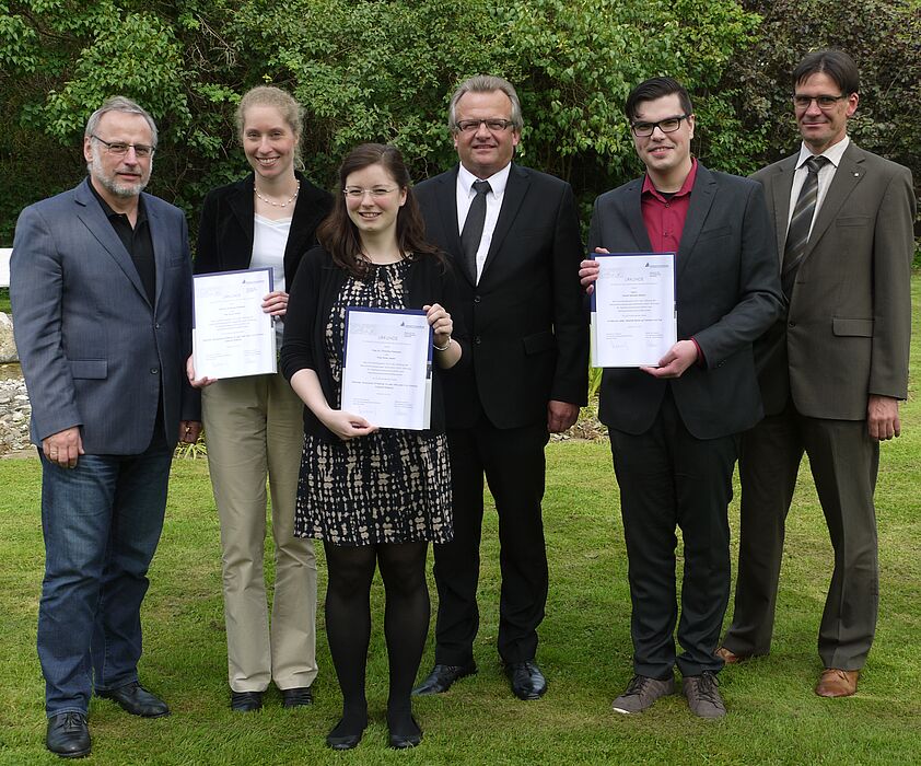 Foto (Universität Paderborn): Verleihung der Ehrenurkunden an die Preisträger: (v. l.) Prof. Dr. Volker Peckhaus, Dekan der Fakultät für Kulturwissenschaften, Dr. Christina Flotmann, Anna Lienen, Manfred Gubitz, Vorstand der DGS-Stiftung, Daniel S. Ri