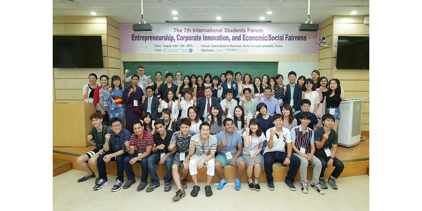 Foto (Ewha School of Business): „Welcome-Foto“ mit Prof. Dr. Seong Kook Kim (Mitte 3. Reihe), Dekan der Ewha School of Business, in derselben Reihe rechts Programmbeauftragter Prof. Dr. Stefan Jungblut mit den Teilnehmenden beim 7. „International St