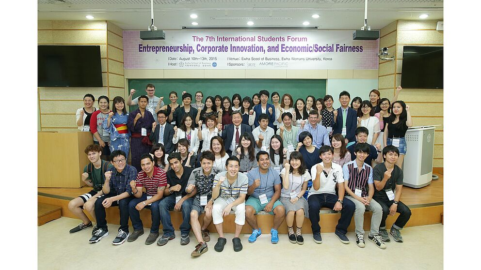 Foto (Ewha School of Business): „Welcome-Foto“ mit Prof. Dr. Seong Kook Kim (Mitte 3. Reihe), Dekan der Ewha School of Business, in derselben Reihe rechts Programmbeauftragter Prof. Dr. Stefan Jungblut mit den Teilnehmenden beim 7. „International St