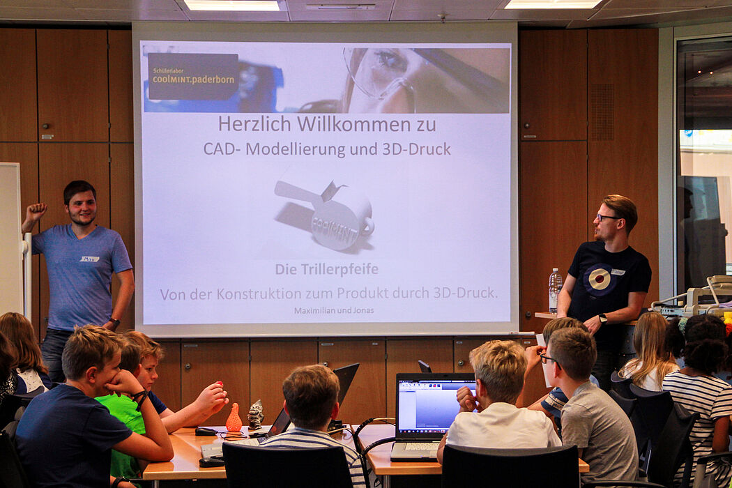 Foto (Universität Paderborn, Schülerlabor coolMINT.paderborn): In den Workshops lernen Schülerinnen und Schüler unter anderem die Arbeit mit einem 3D-Druck kennen.