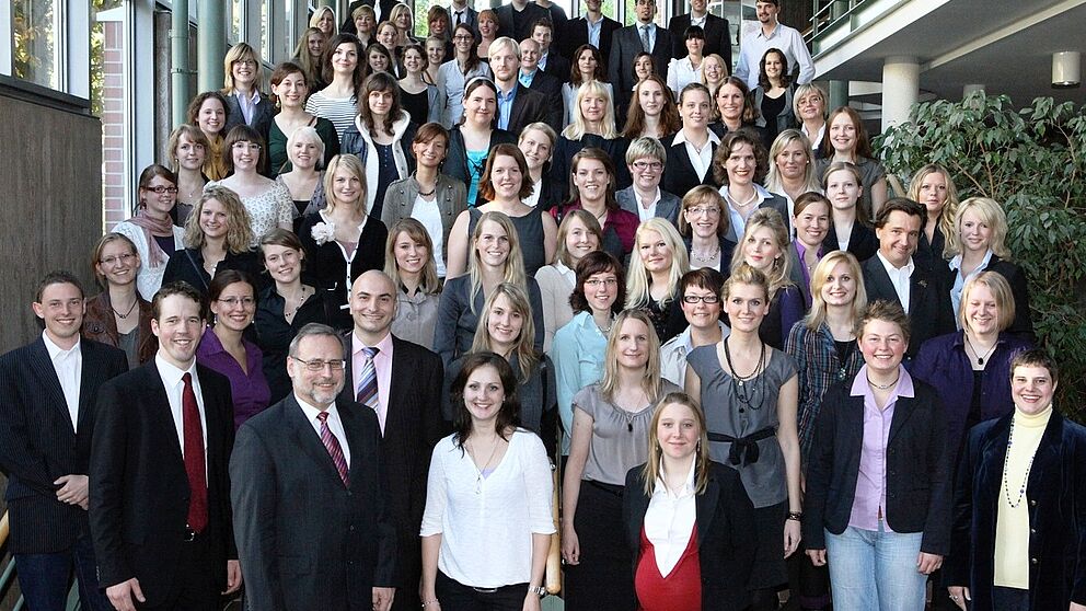Foto (Adelheid Rutenburges, Universität Paderborn): Der Dekan der Fakultät für Kulturwissenschaften, Prof. Dr. Volker Peckhaus (vorne links), freut sich mit den Absolventinnen und Absolventen des akademischen Jahres 2009/2010.