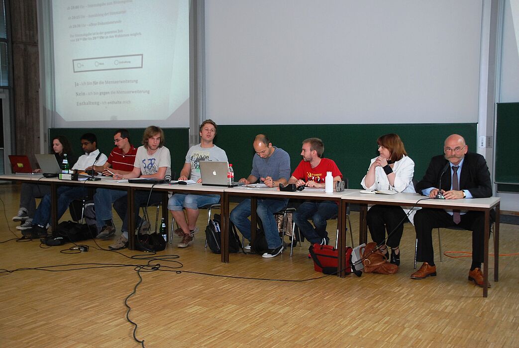 Foto (Universität Paderborn, Christopher Streicher): Stellten sich der Diskussion: Mitglieder des AStA, des Studierdendenparlaments sowie Katja Nienaber vom Studentenwerk (zweite von rechts) und Kanzler Jürgen Plato (rechts).