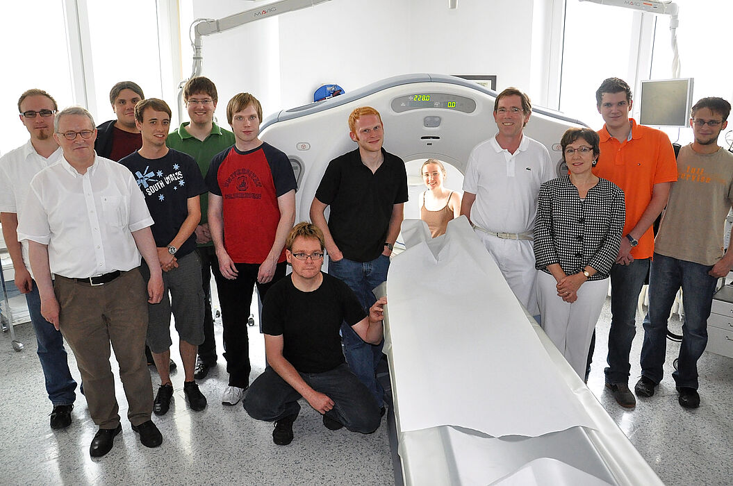 Foto (Universität Paderborn, Simon Beisel): Informatikstudierende, Dr. med. Wolfgang Krings (4. v. r.), Prof. Dr. Gitta Domik (3. v. r.) und Dipl.-Ing. Norbert Linnebank, Leiter der technischen Abteilung (2. v. l) vor dem CT-Gerät der radiologischen Abt