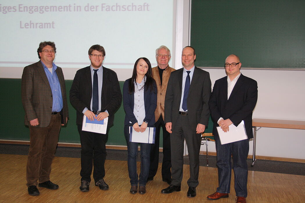 Foto (Maren Büttgen): Preisträger Tim Wagemester (2. v. links), Ruben Loest (rechts) und Kristin Libert (Mitte) bei der Überreichung der PLAZEF-Preise für besonderes Engagement und für besonders gelungene Abschlussarbeiten.