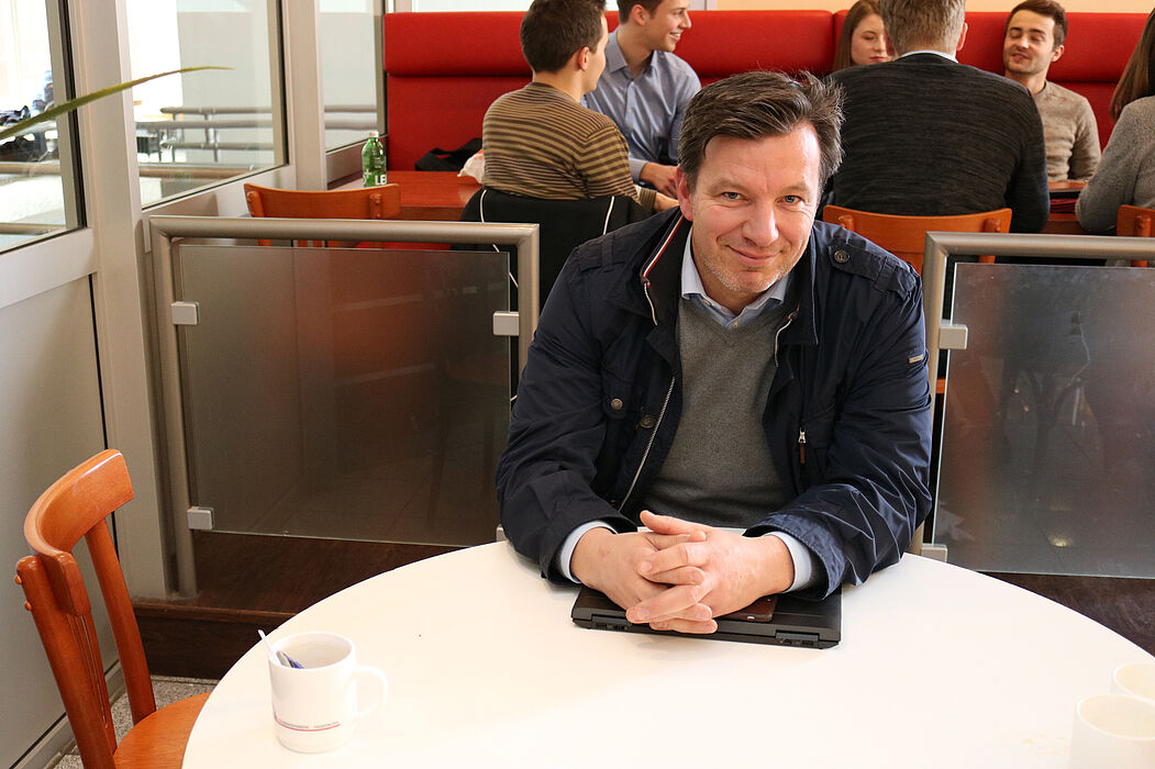 Foto (Universität Paderborn, Julia Pieper): André Wiersig – Alumni Paderborn hat den Mann mit dem extremen Hobby in der Uni-Caféte zum Interview getroffen und mit ihm über die Begegnung mit einem Wal und die Herausforderung „Ozean“ gesprochen.