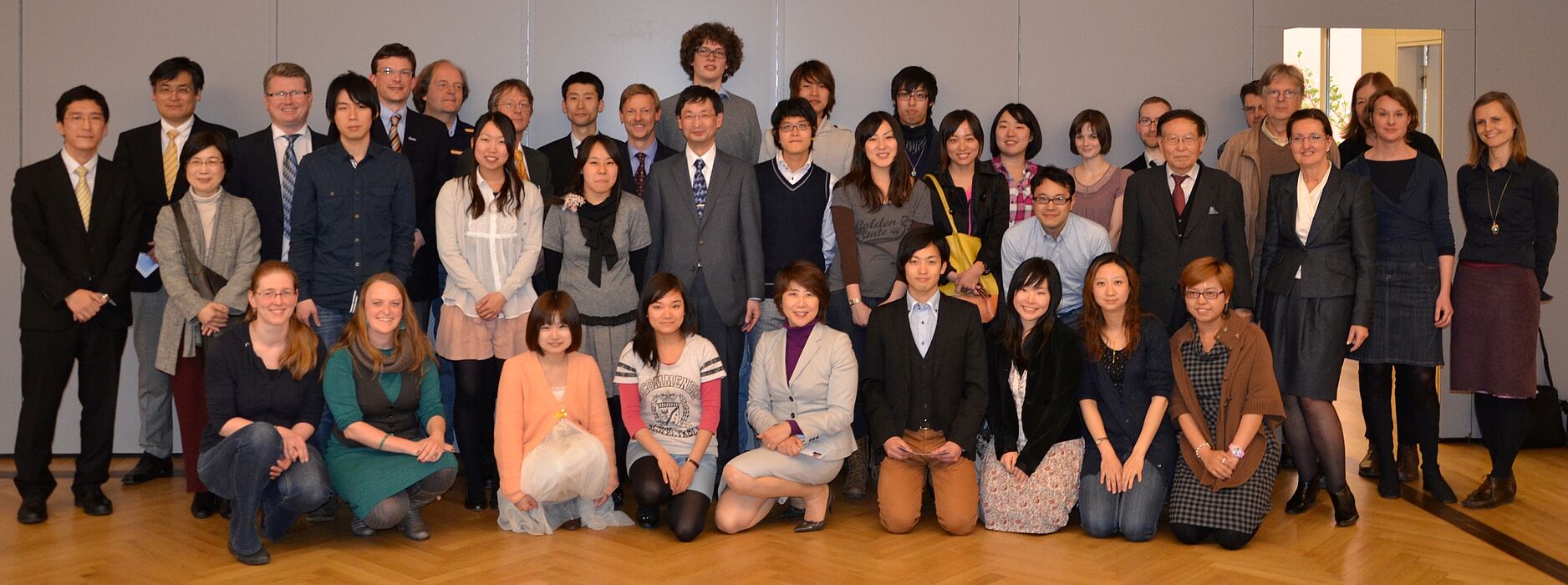 Foto (Universität Paderborn): Die japanischen Studierenden der Universität Paderborn mit Prof. Dr. Mori (2. v. l.), Prof. Kazuko Suematsu (vorne Mitte), stellvertretende Leiterin der Division of International Education and Exchange der Universität Toho