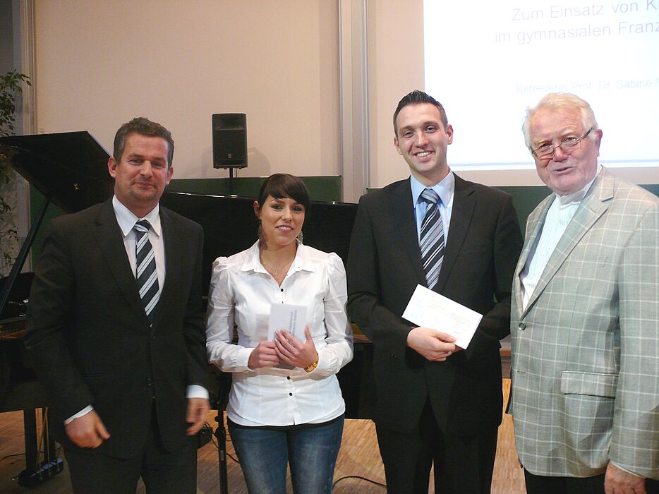 Foto: Verleihung des Preises der UNITY AG (von links): Dr.-Ing. Frank Thielemann (Unity AG), Susanne Bürger, Sebastian Graw (stellvertretend für Sandra Lang ), Prof. em. Dr. Hans-Dieter Rinkens (Vorstand PLAZEF).