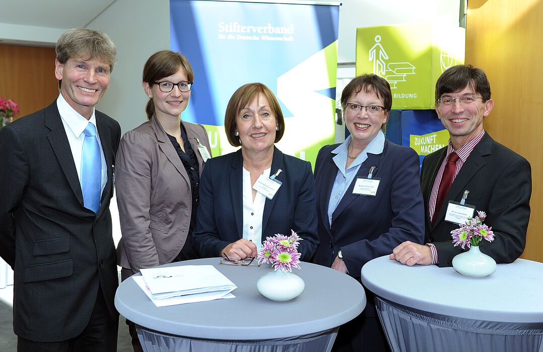 Foto (Steffen Weigelt/Stifterverband): Das Präsentationsteam in Berlin (v. l. n. r.): Prof. Dr. Nikolaus Risch (Universität Paderborn), Friederike Ruwisch (Stiftung Studienfonds OWL), Prof. Dr. Beate Rennen-Allhoff (Fachhochschule Bielefeld), Regierungs