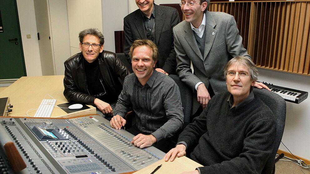 Foto (Universität Paderborn, Adelheid Rutenburges): Hinten v. li.: Prof. Dr. Hartmut Winkler, Dr. Thomas Reuther, vorne v. li.: Prof. Dr. Thomas Krettenauer, Dr. Michael Ahlers und Dr. Thomas Strauch