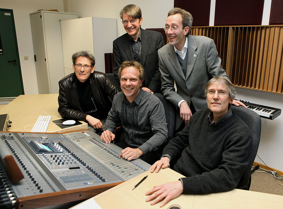 Foto (Universität Paderborn, Adelheid Rutenburges): Hinten v. li.: Prof. Dr. Hartmut Winkler, Dr. Thomas Reuther, vorne v. li.: Prof. Dr. Thomas Krettenauer, Dr. Michael Ahlers und Dr. Thomas Strauch