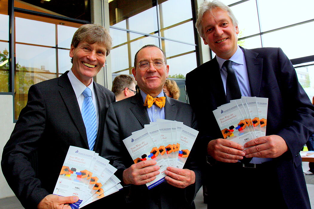 Foto (Universität Paderbon, Patrick Kleibold): Prof. Dr. Nikolaus Risch, Präsident der Universität Paderborn, Maximilian Metzger, Ministerialdirigent, Bundesministerium für Bildung und Forschung und Dr.-Ing. Thomas Kathöfer, Generalsekretär der Hoch