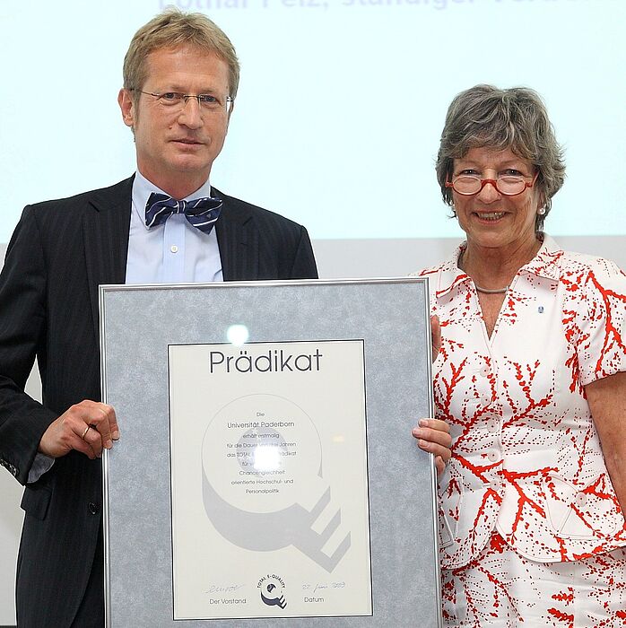 Foto: Lothar Pelz, Ständiger Vertreter des Kanzlers, nahm am 22. Juni im Haus der Bayerischen Wirtschaft in München das Prädikat von Eva Maria Roer, Vorstandsvorsitzende der Initiative TOTAL E-QUALITY e. V., entgegen.