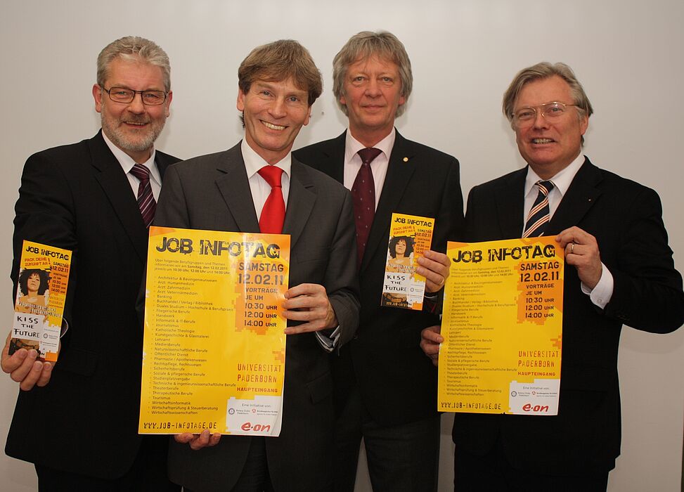 Foto (Universität Paderborn, Frauke Döll): (v. l.).: Bieten Schulabgängern Einblicke ins Berufsleben: Peter Gödde, Berufsdienstbeauftragter des Rotary-Clubs Paderborn Stadt und Land, Prof. Dr. Nikolaus Risch, Präsident der Uni Paderborn, Wilhelm Broc