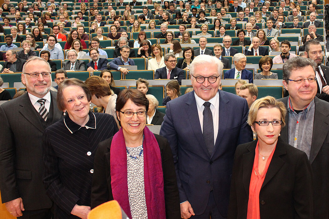 Foto (Universität Paderborn, Johannes Pauly): Prof. Dr. Volker Peckhaus, Dekan der Fakultät für Kulturwissenschaften, Prof. Dr. Karin von Welck, UNESCO-Kommission, Prof. Dr. Birgit Riegraf, Vizepräsidentin der Universität Paderborn, Bundesaußenminis