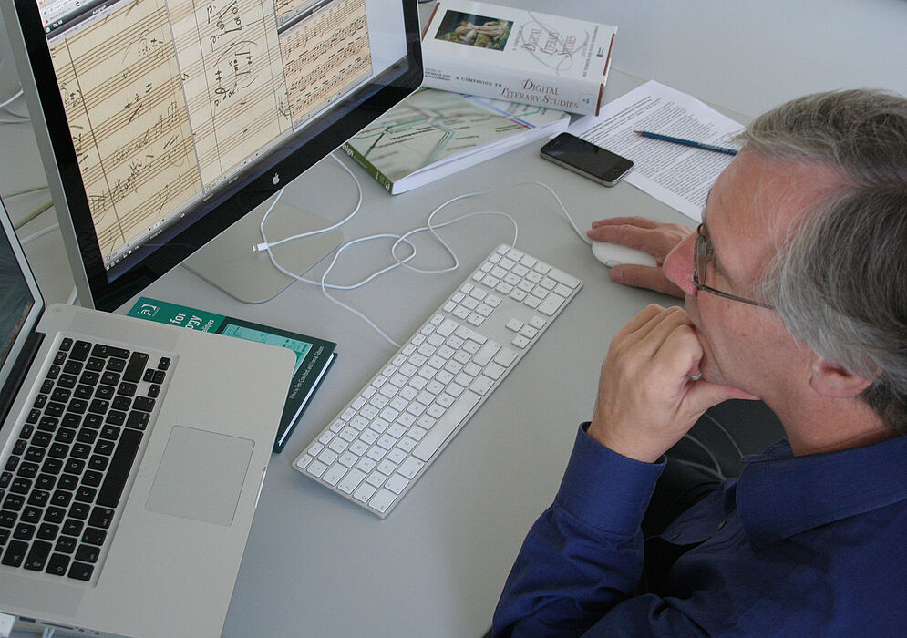 Foto: Akribische Vergleichsarbeit: Musikwissenschaftler Joachim Veit wandelt auf den 