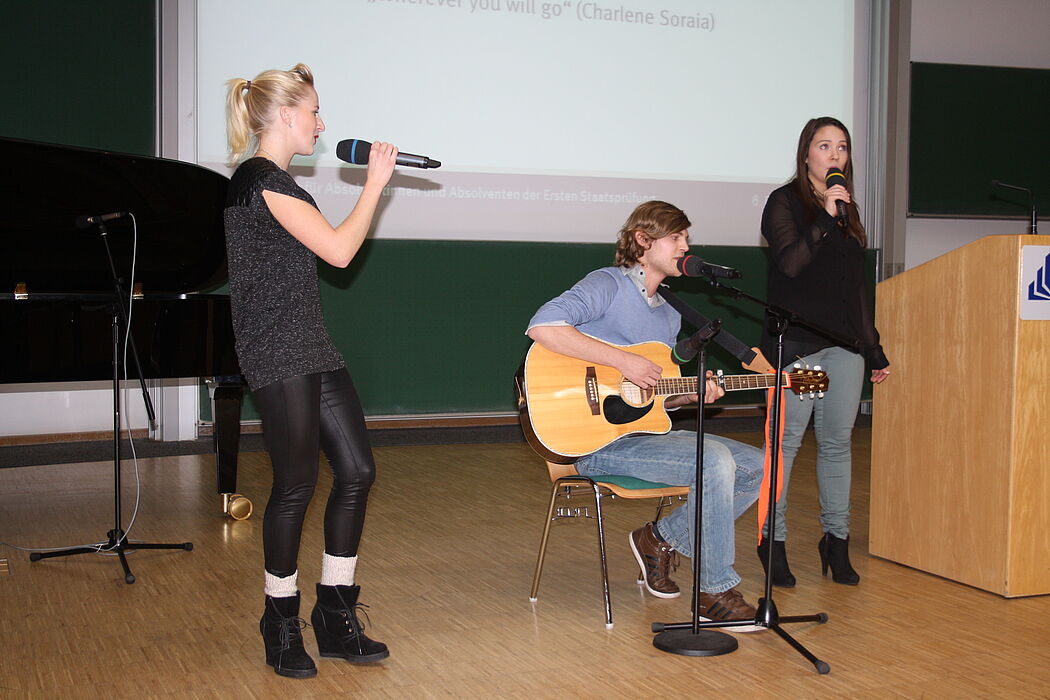Foto (Maren Büttgen): Stimmungsvoll wurde der Abend mit Musik begleitet.