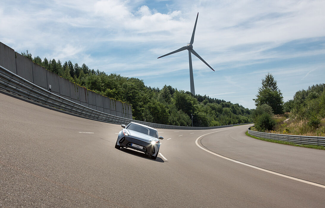 Foto (TU Dresden): Prototyp eines Elektroautos mit Ultraleicht-Karosserie.