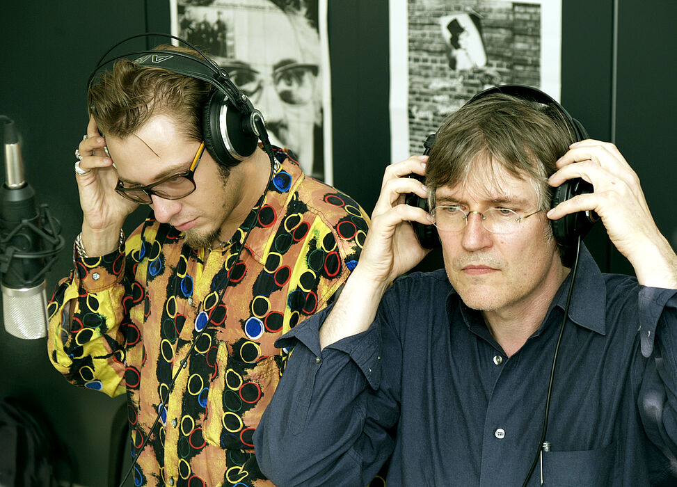 Foto (Adelheid Rutenburges): Moderator Thomas Coucoulis und Dr. Thomas Strauch bei der ersten Live-Sendung des R.A.P.-Projekts der Universität Paderborn.