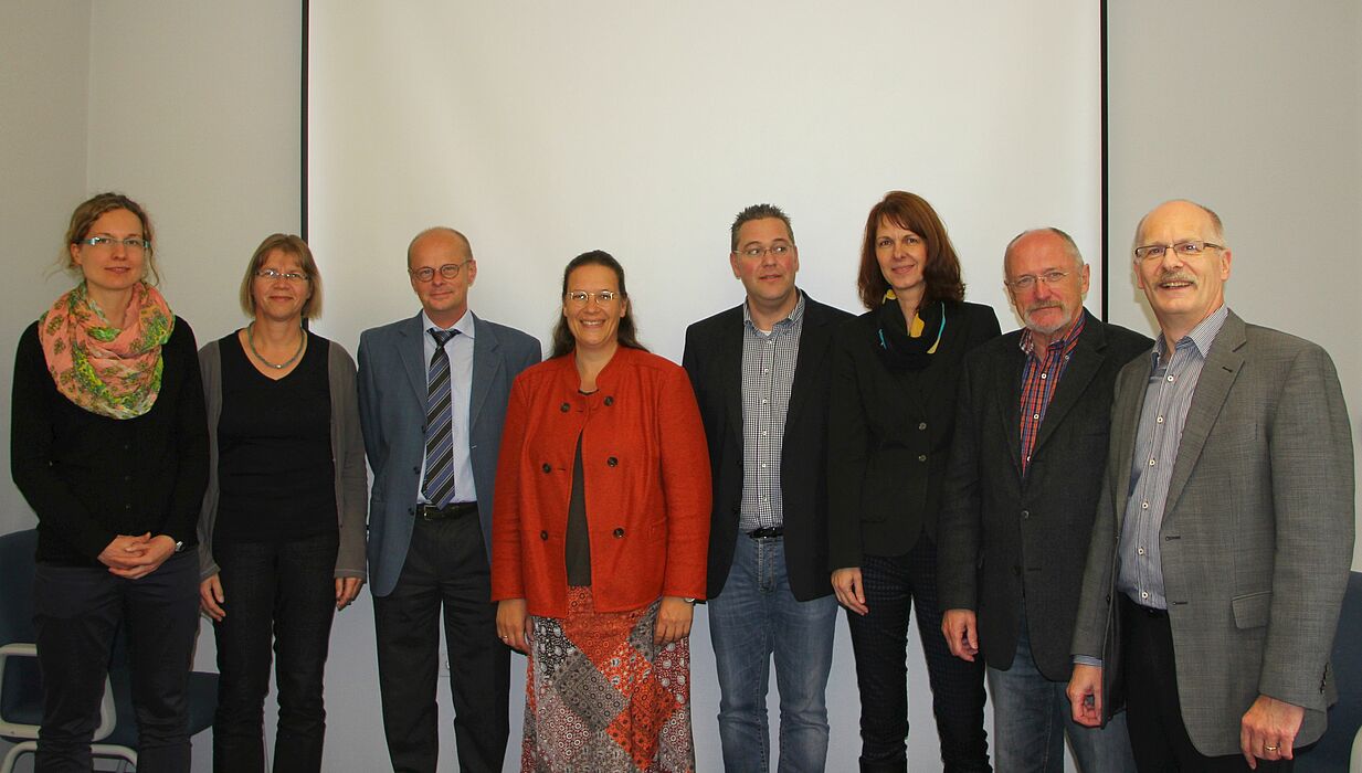 Foto (privat, von rechts): Prof. Dr.-Ing. Detlev Patzwald (FH Südwestfalen), Prof. Dr. Hermann-Josef Elias (FH Südwestfalen),  Sabine Linden (FH Südwestfalen), Andreas Bolte (PLAZ), Jun.-Prof. Dr.-Ing. Katrin Temmen (Uni Paderborn), Prof. Dr.-Ing. Wern