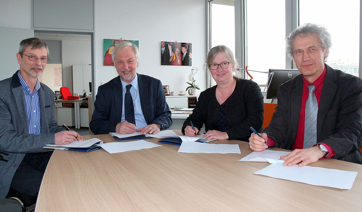 Foto (Universität Paderborn, Nina Reckendorf): Bei der Vertragsunterzeichnung: Kurt Eschebach, Prof. Dr. Wilhelm Schäfer, Simone Probst und Matthias Neu.