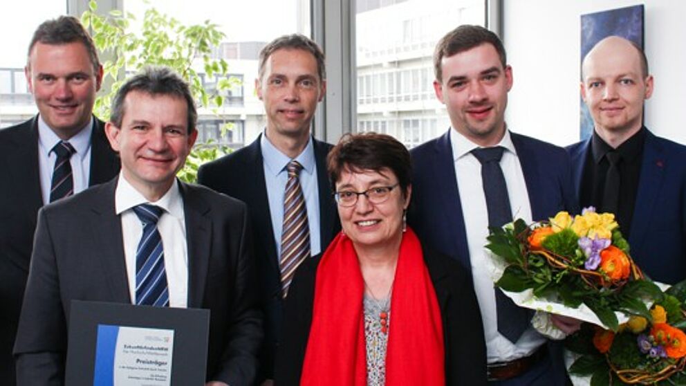 Foto (Universität Paderborn, Johannes Pauly): Preisverleihung ZukunftErfindenNRW (v. l.): Prof. Dr.-Ing. Elmar Moritzer, Prof. Dr. Thomas Tröster, Alfred Schillert, Prof. Dr. Birgit Riegraf, Simon Pöhler und Mattias Körner.