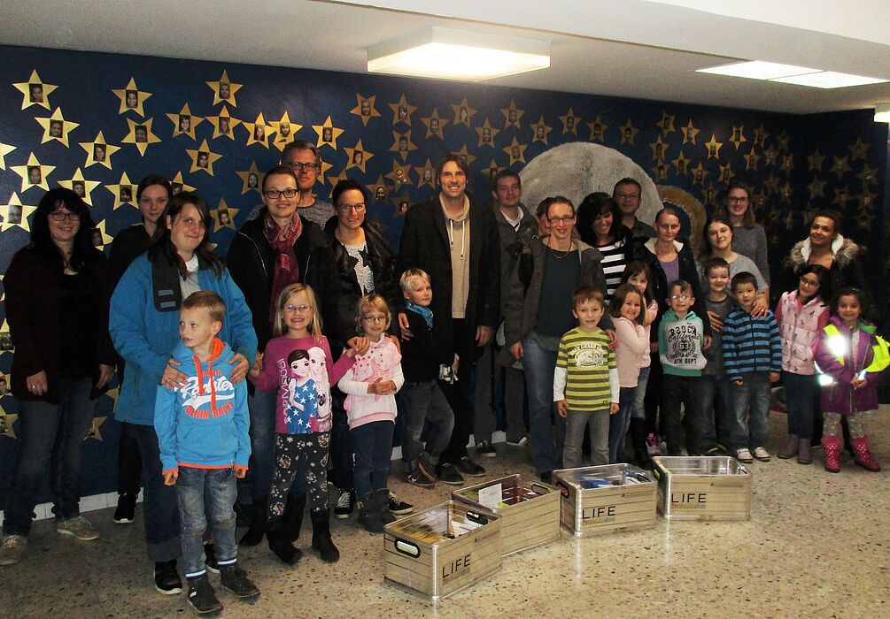 Foto (Universität Paderborn): Auftaktveranstaltung an der Grundschule Bonifatius mit teilnehmenden Eltern und Kindern, LIFE-Projektkoordinator Christian Greiner (hinten, 5. v. l.), LIFE-Mitarbeiterinnen Lara Krause (1. v. l.), Maren Höltje (2. v. l.) un