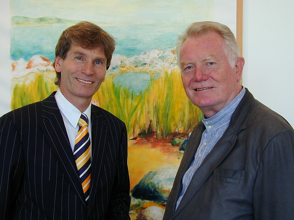 Foto (Ramona Wiesner): Rektor Prof. Dr. Nikolaus Risch (links) und Prof. Dr. Hans-Dieter Rinkens, Vorsitzender des PLAZ – Paderborner Lehrerausbildungszentrum.