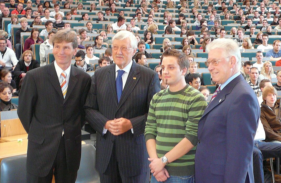 Foto (v. l.): Rektor Prof. Dr. Nikolaus Risch, Bürgermeister Heinz Paus, AStA-Vorsitzender Jonas Wagener und Alum­ni Paderborn-Vorstand Prof. Dr. Otto Rosenberg begrüßten die neuen Studierenden der Universität Paderborn im Auditorium maximum. (Foto: 